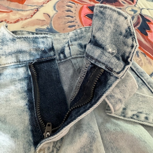 Super Cute GUESS Pleated Acid Wash Jean Shorts - Picture 9 of 9